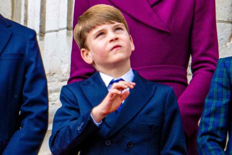Príncipe Louis na varanda do Palácio de Buckingham