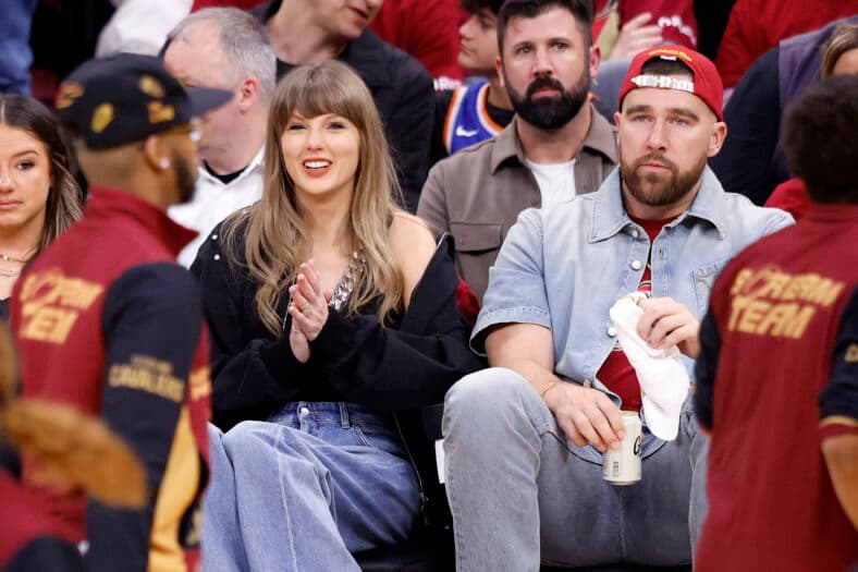Taylor Swift e Travis Kelce assistem ao jogo dos Knicks contra os Cavaliers no jogo 3 das finais da Conferência Leste
