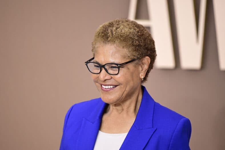 Karen Bass no BET Awards 2026 - Tapete Vermelho
