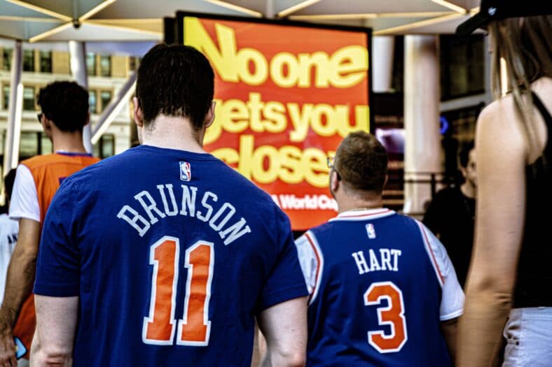 Fãs durante uma festa do Jogo 2 assistem enquanto o New York Knicks enfrenta o San Antonio Spurs.