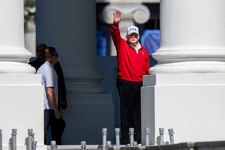 Presidente Trump cumprimenta da Casa Branca