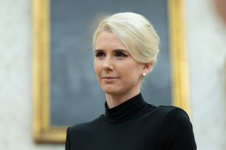 Natalie Harp, Assistente Executiva do Presidente, durante cerimônia de assinatura da Ordem Executiva no Salão Oval da Casa Branca em Washington, DC, EUA, na terça-feira, 31 de março de 2026. 