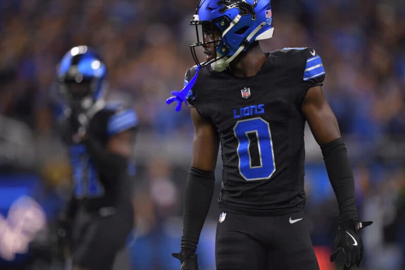 Terrion Arnold com uma camisa do Detroit Lions. 