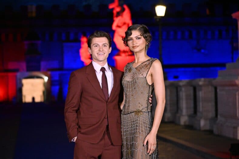 Zendaya em um vestido deslumbrante com tema de teia e Tom Holland no tapete vermelho de Homem-Aranha: Novíssimo Dia na Ponte Sant'Angelo
