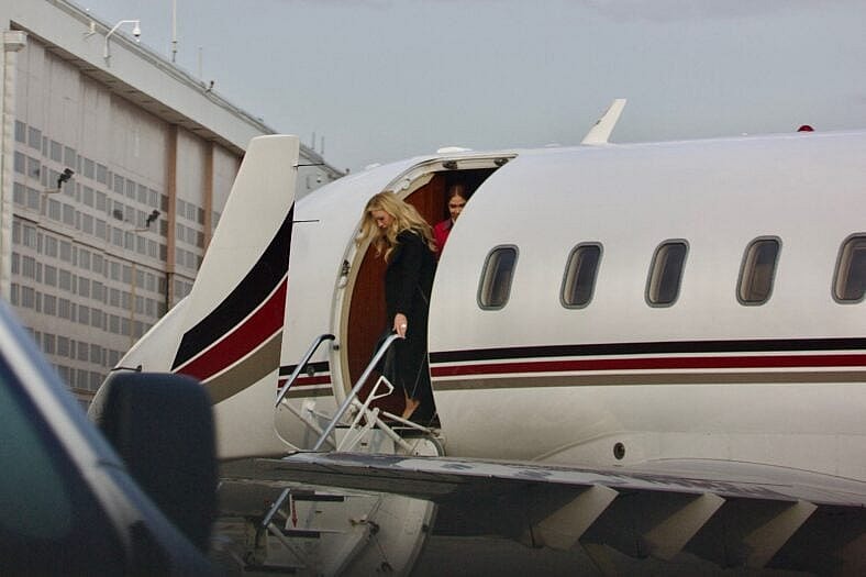 Erika Kirk é vista chegando ao Aeroporto Nacional Reagan em um jato particular. Erika mais tarde compareceu à posse de Sergio Gor como o novo Embaixador dos EUA na Índia no Salão Oval.