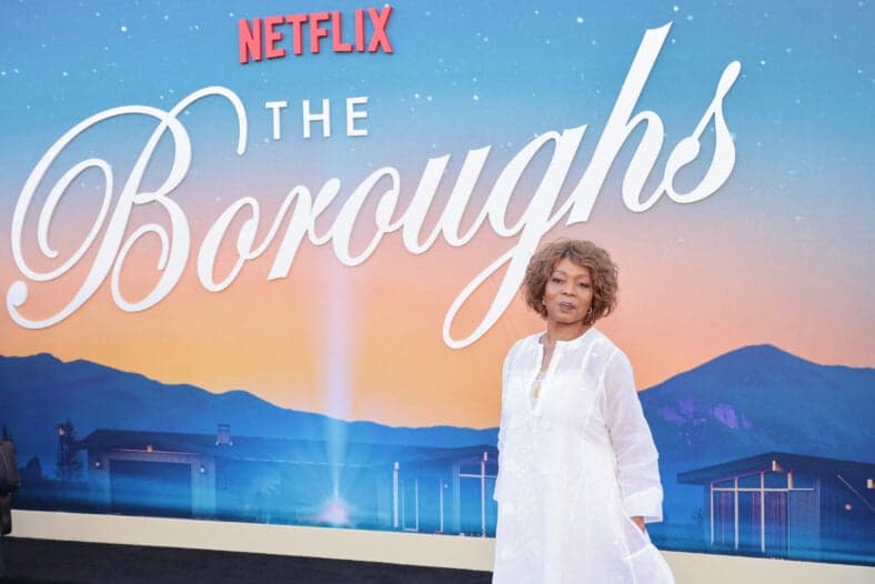 Alfre Woodard na estreia de 'The Boroughs' da Netflix