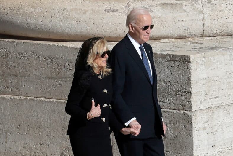 Jill e Joe Biden na missa fúnebre do Papa Francisco