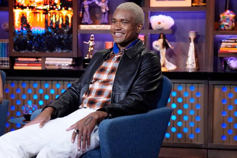 KJ Dillard, posando no set da Bravo. 
