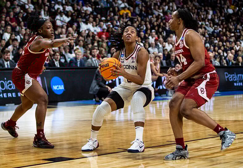 KK Arnold no NCAA 2025 Women's Basketball Regional Sweet 16: Oklahoma x Uconn, 29 de março