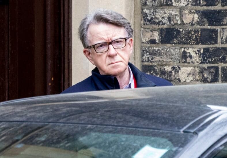 Lord Peter Mandelson deixa sua casa em Londres, Inglaterra
