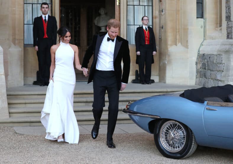 O duque e a duquesa de Sussex, o príncipe Harry e Meghan Markle dirigem um carro elétrico Jaguar