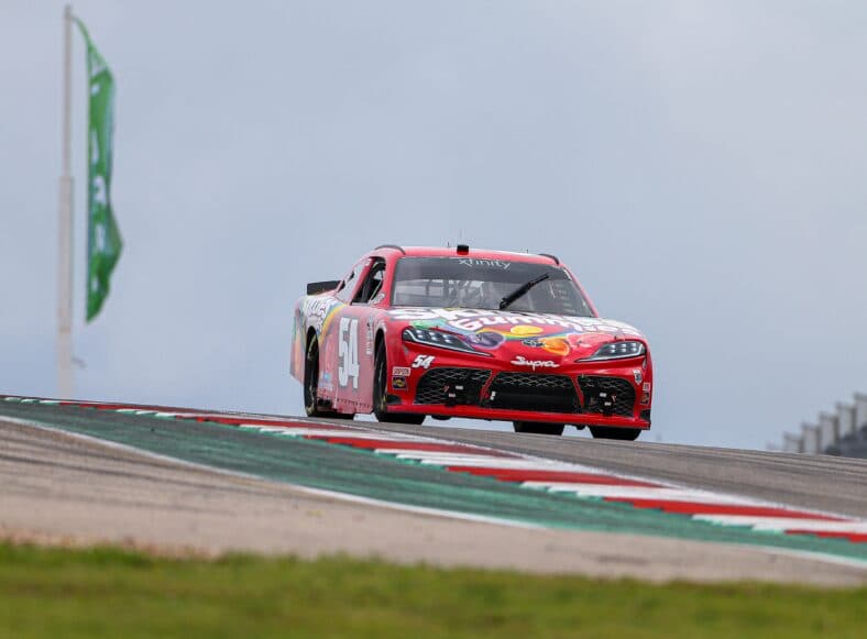 Kyle Busch dirigindo o Pit Boss 250
