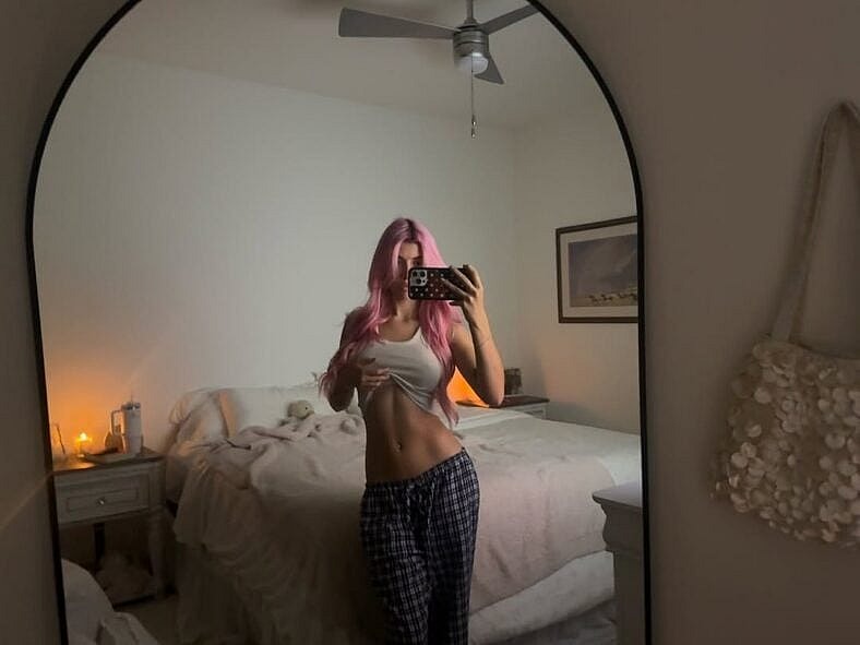 Sami Sheen mirror selfie