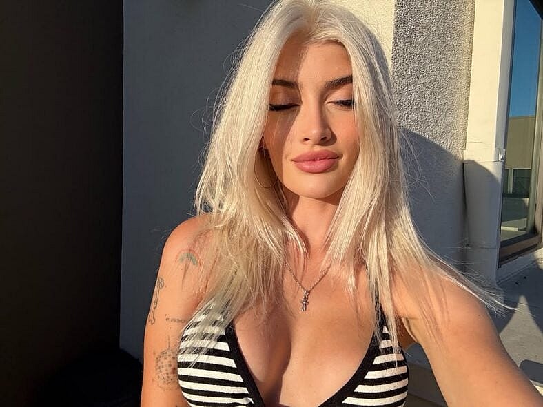 Sami Sheen selfie in bikini