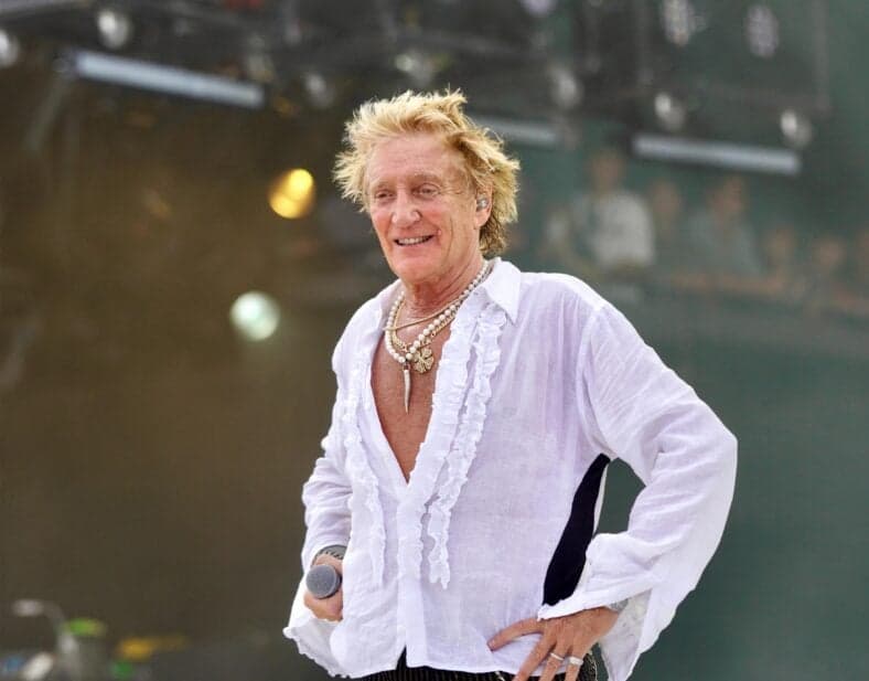 Rod Stewart joined by Sir Michael Eavis, Ronnie Wood, Lulu and Mick Hucknall for his Glastonbury Legends Slot.