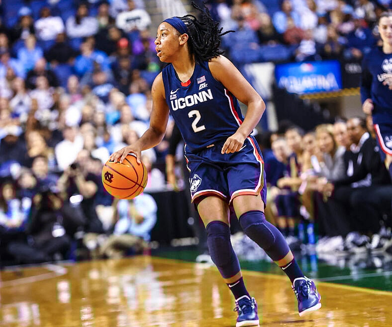 KK Arnold no basquete universitário NCAA Basketball 2024 Universidade de Connecticut x Universidade da Carolina do Norte, 15 de novembro