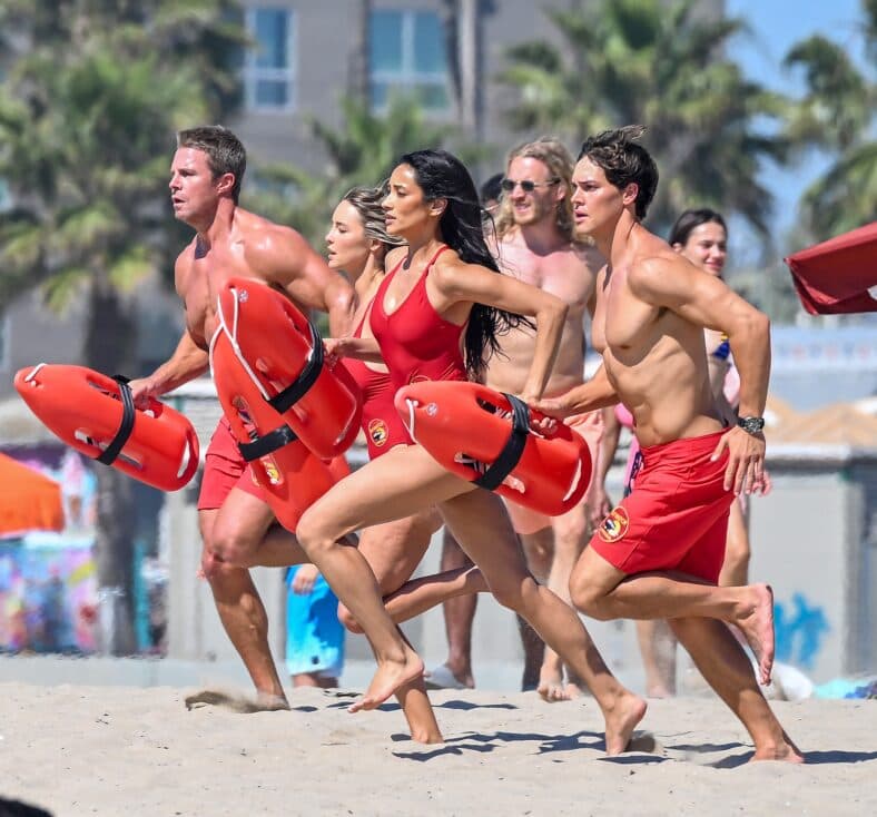 Shay Mitchell, Noah Beck, Hassie Harrison e Stephen Amell filmam uma cena para a nova série de TV Baywatch