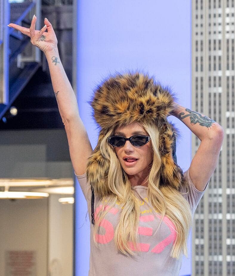 Kesha Visits Empire State Building