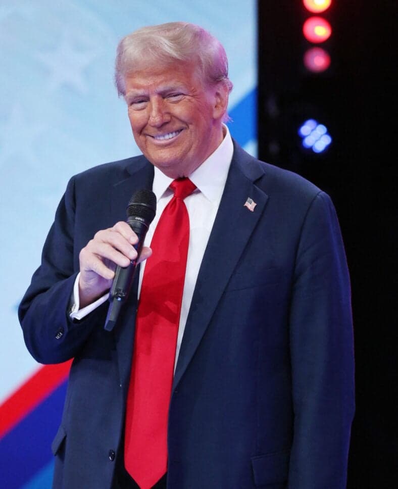 Donald Trump falando no palco