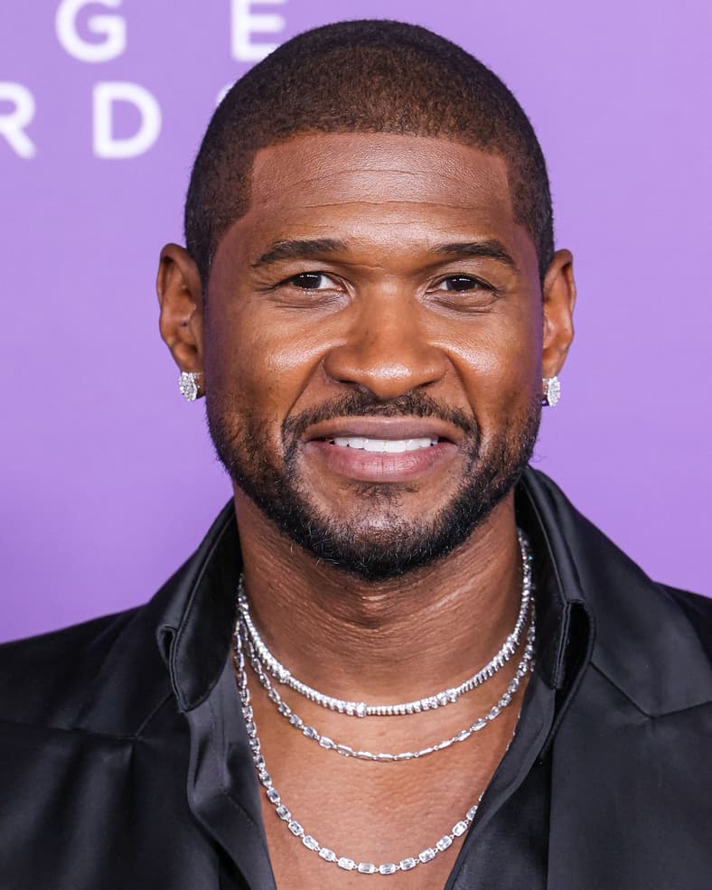 Usher posing on the red carpet.