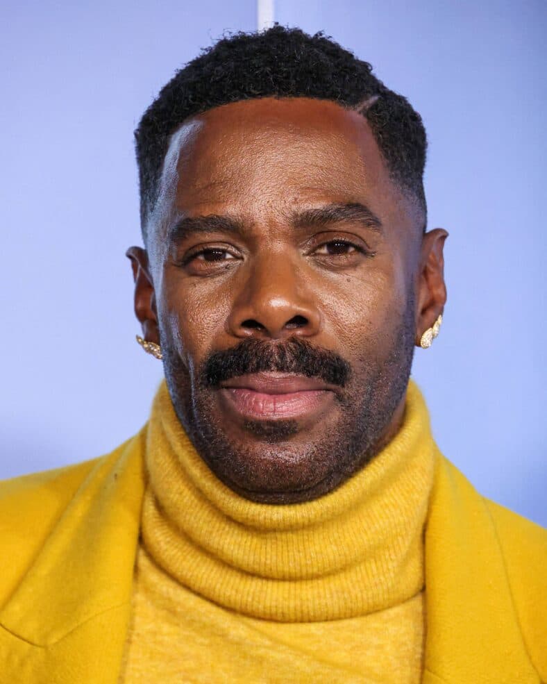 Colman Domingo posando no tapete vermelho. 