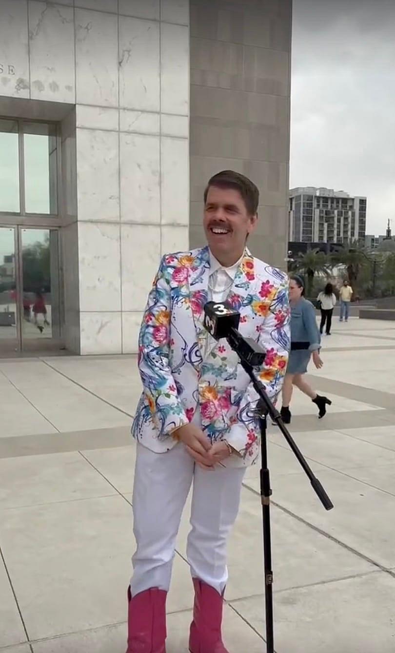 Perez Hilton habla afuera de un tribunal de Las Vegas