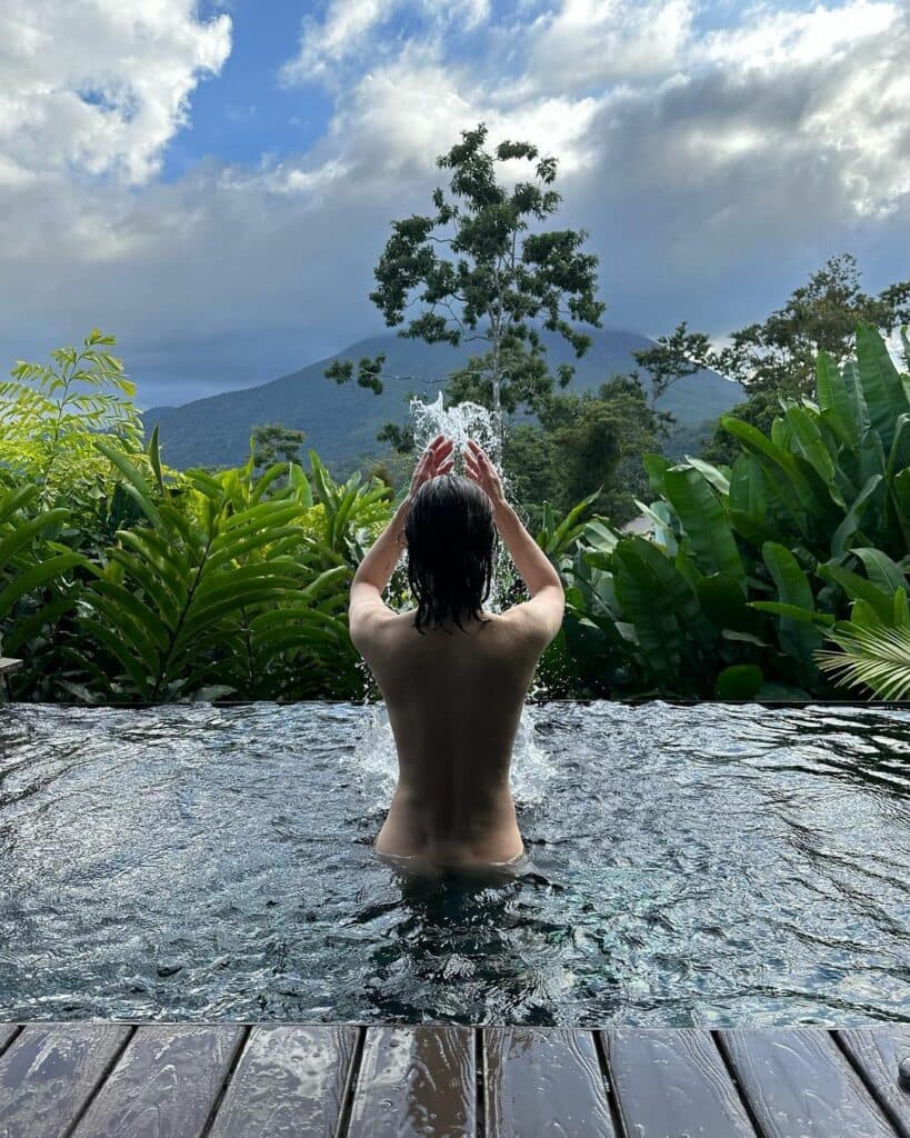 Alexandra Daddario stunned in an vacay nudie