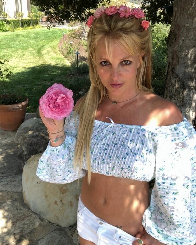 Britney Spears talks about huge forehead on Instagram