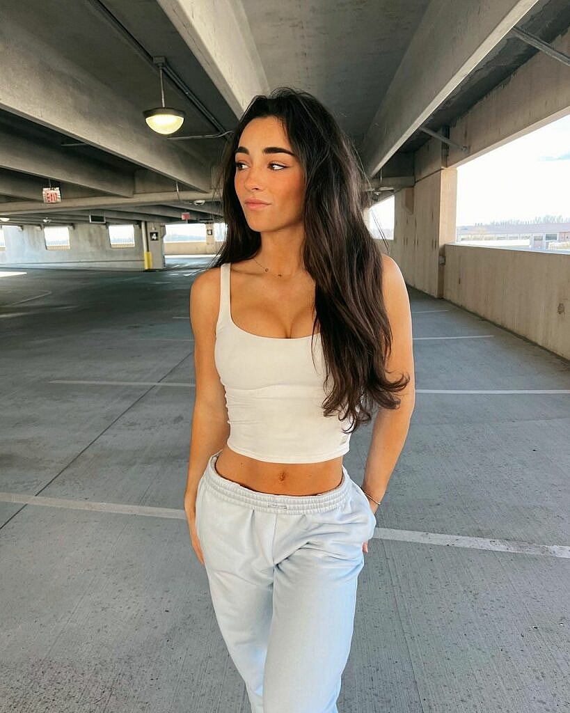 Elena Arenas posing for the camera.