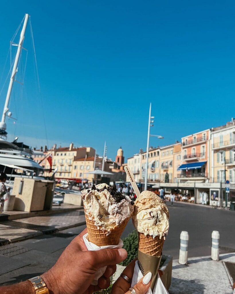 Kathryne Padgett and Alex Rodriguez holding their ice creams.