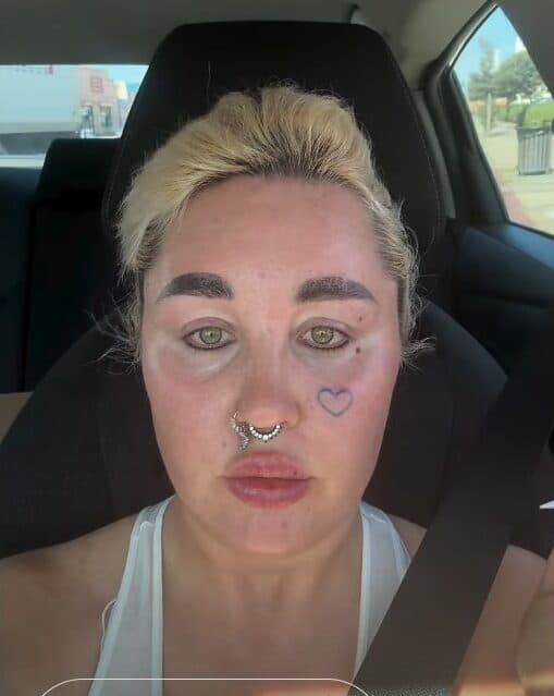 Amanda Bynes in her car