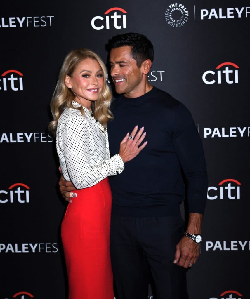 Kelly Ripa Takes 'One Last Swim' With Mark Consuelos [PHOTO]