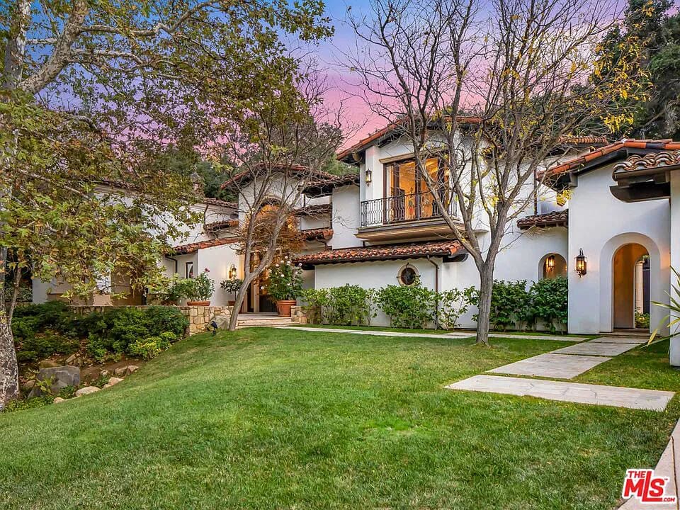 Halsey Ditched Her Man And Now Her Home!