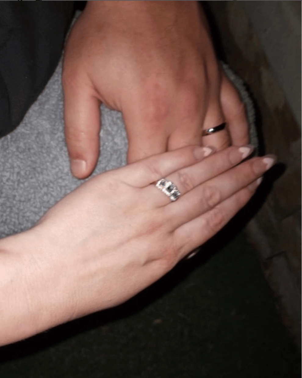 Amanda Bynes wearing wedding ring