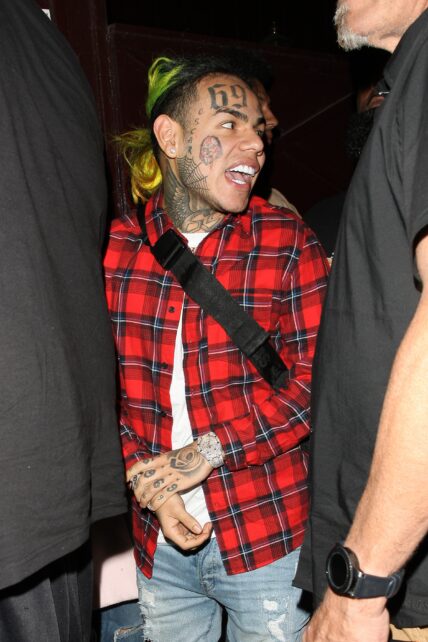 Tekashi 6ix9ine Dangerously Flaunts $1 Million Cash
