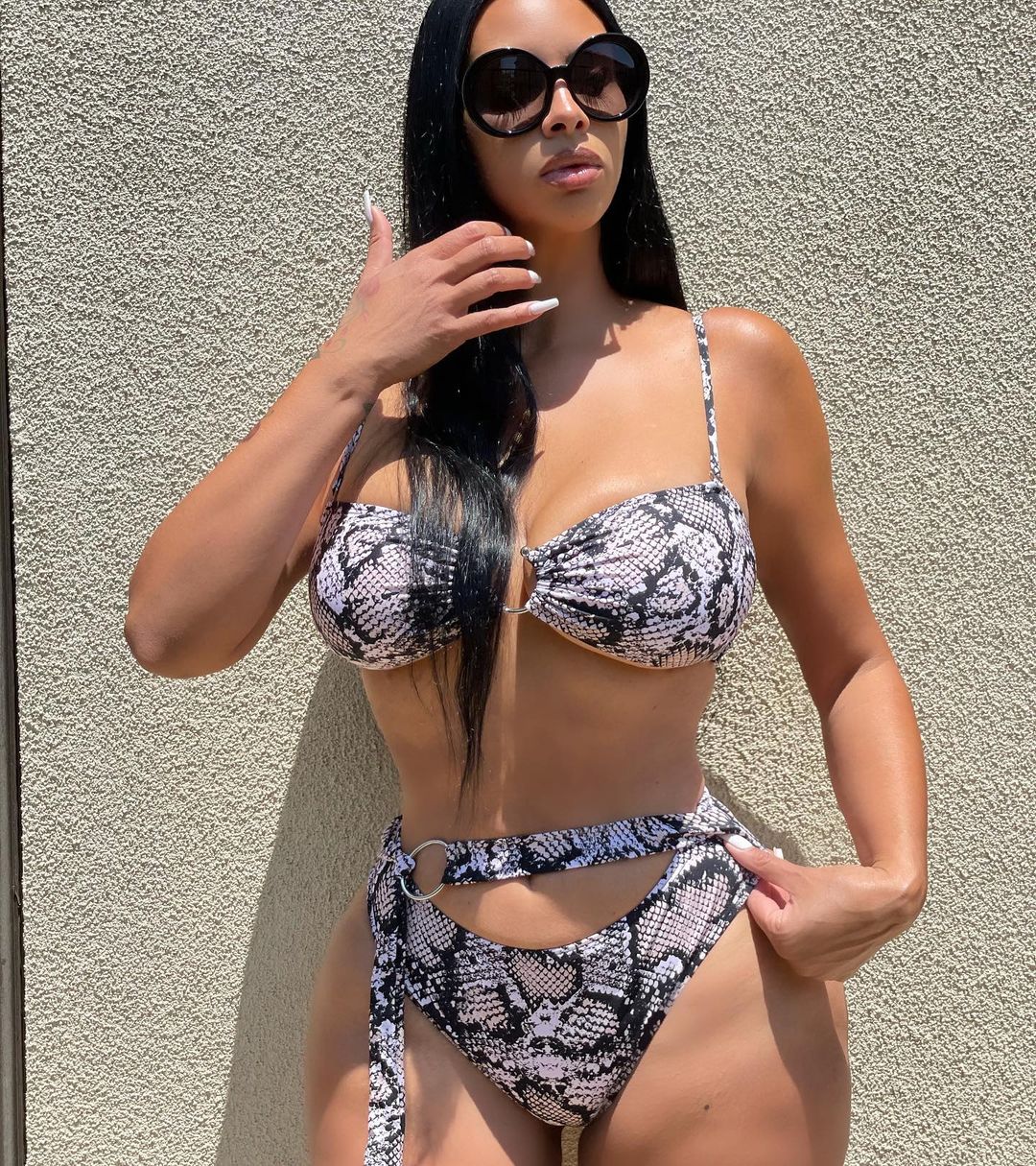Drake's New Girlfriend, Johanna Leia