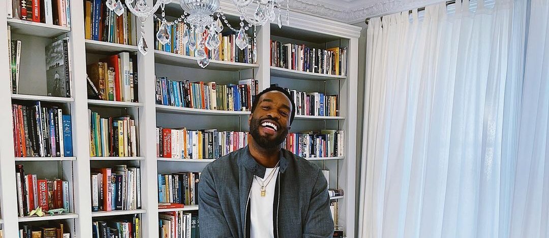 A photo showing Yahya Abdul-Mateen II sporting a blue T-shirt