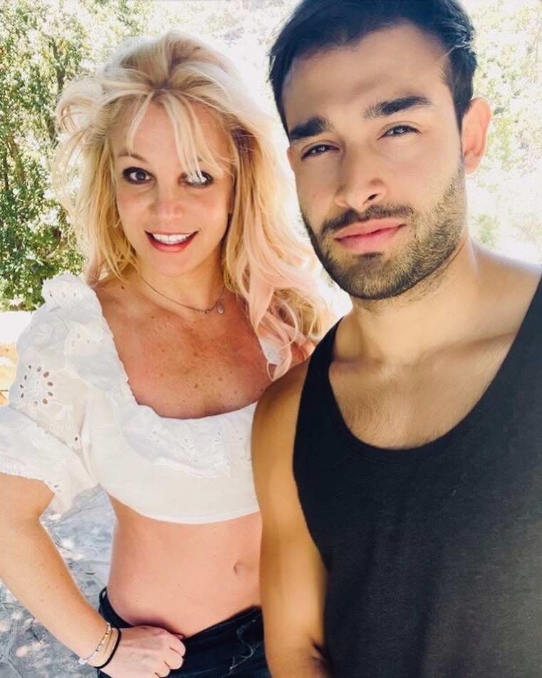Britney Spears Sweeps Home For Spying Equipment While On Vacation?!