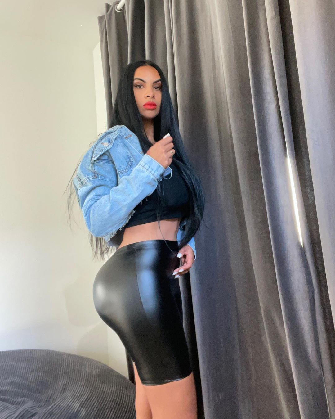 Drake’s New Girlfriend, Johanna Leia, Melts Instagram In Spray On Latex Shorts! 