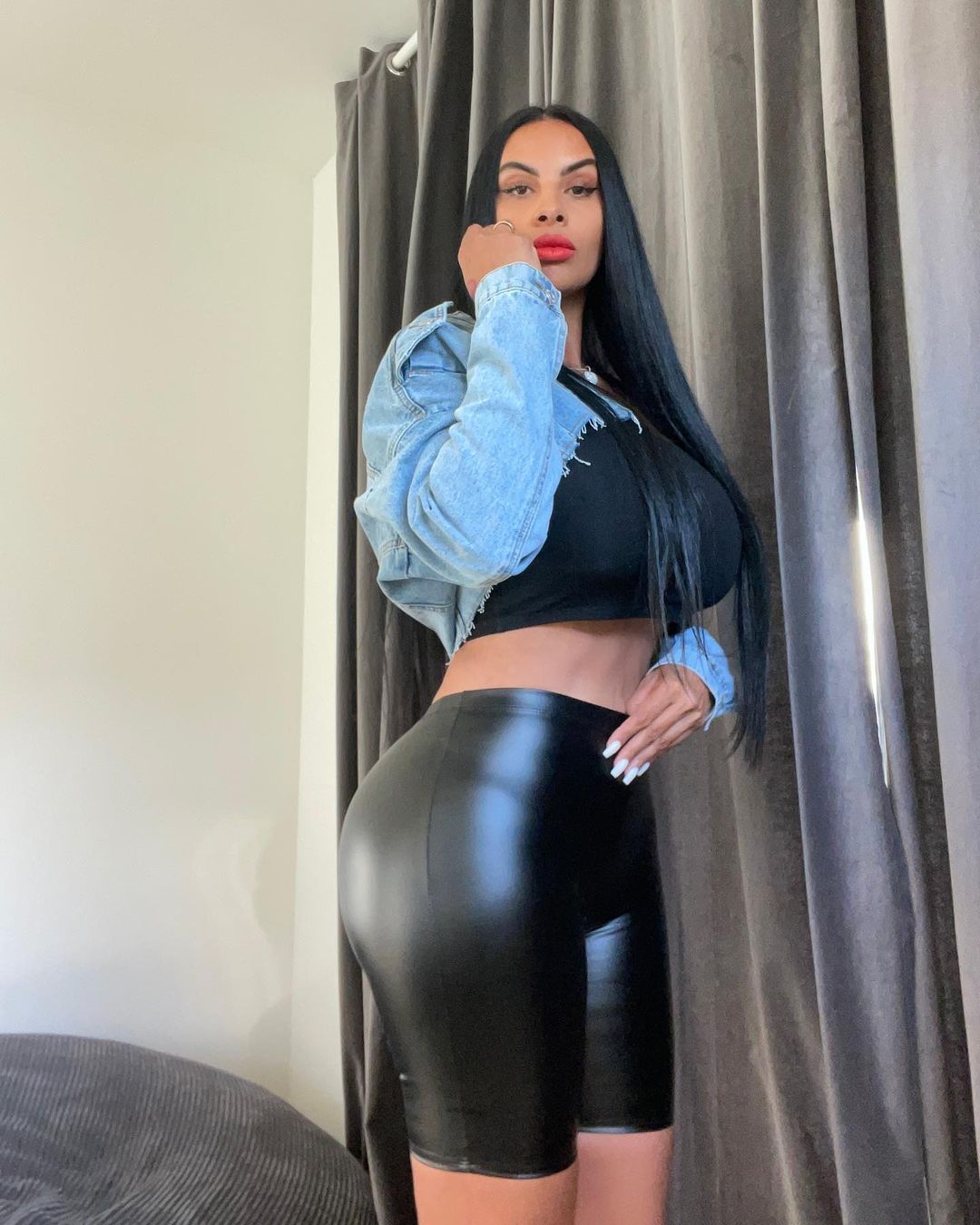 Drake’s New Girlfriend, Johanna Leia, Melts Instagram In Spray On Latex Shorts! 