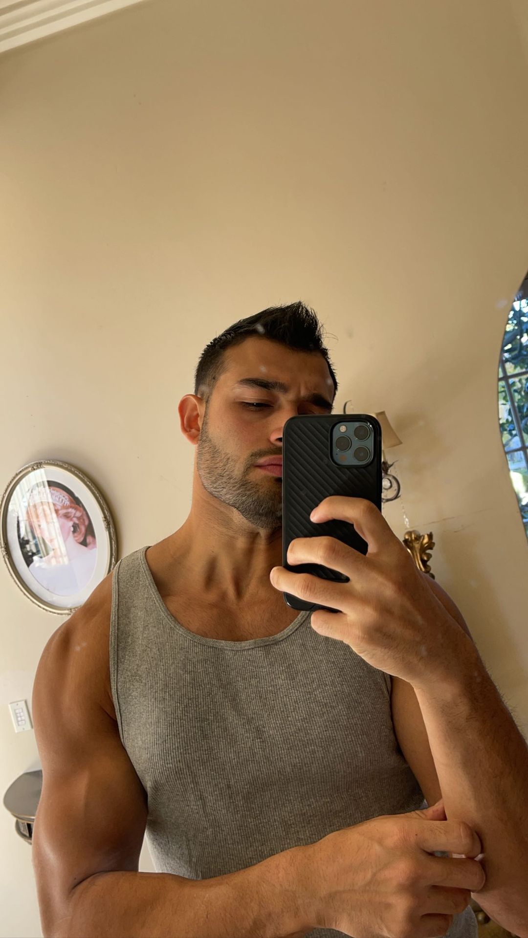 Britney Spears’ Fiancé Flaunts His RIPPED Post-Thanksgiving Physique!
