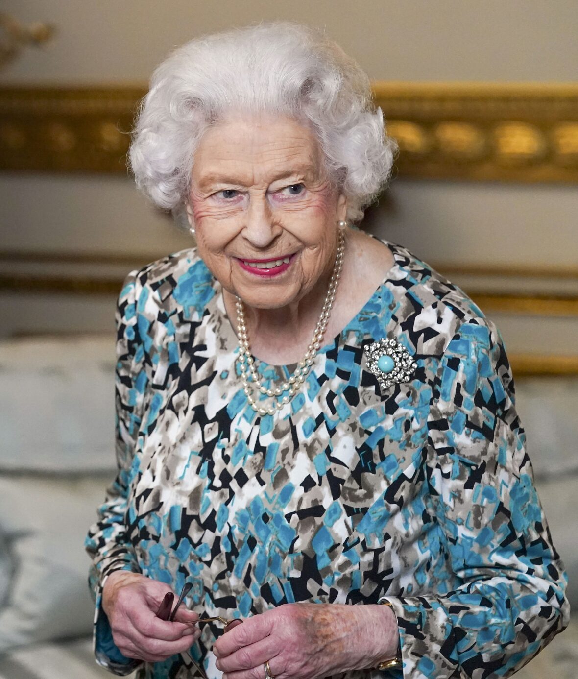 The Queen views the Birmingham 2022 Commonwealth Games Baton that will carry a message from her during a relay which starts at Buckingham Palace in London before 7,500 bearers take the baton on a 90,000-mile journey to all 72 nations and territories of the Commonwealth over 294 days. The Queen viewed the Baton at Windsor Castle, Berkshire, UK, on the 7th October, 2021. Picture by Steve Parsons/WPA-Pool. 07 Oct 2021 Pictured: Queen, Queen Elizabeth II. Photo credit: MEGA TheMegaAgency.com +1 888 505 6342 (Mega Agency TagID: MEGA795886_004.jpg) [Photo via Mega Agency]