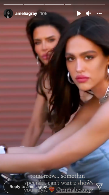 Lisa Rinna and Amelia Hamlin posing.