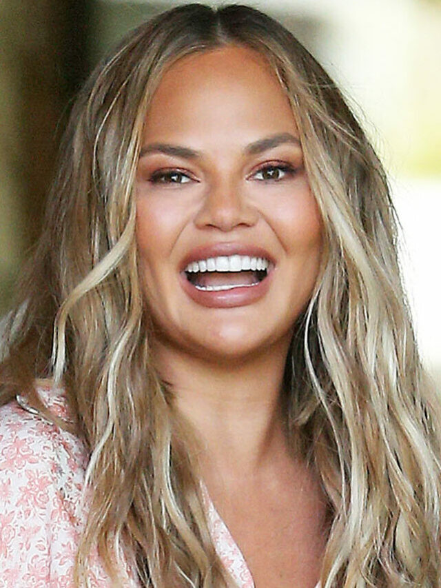 cropped-Chrissy-Teigen-Undergoes-Eyebrow-Transplant-Photos-e1637465274819-1.jpg