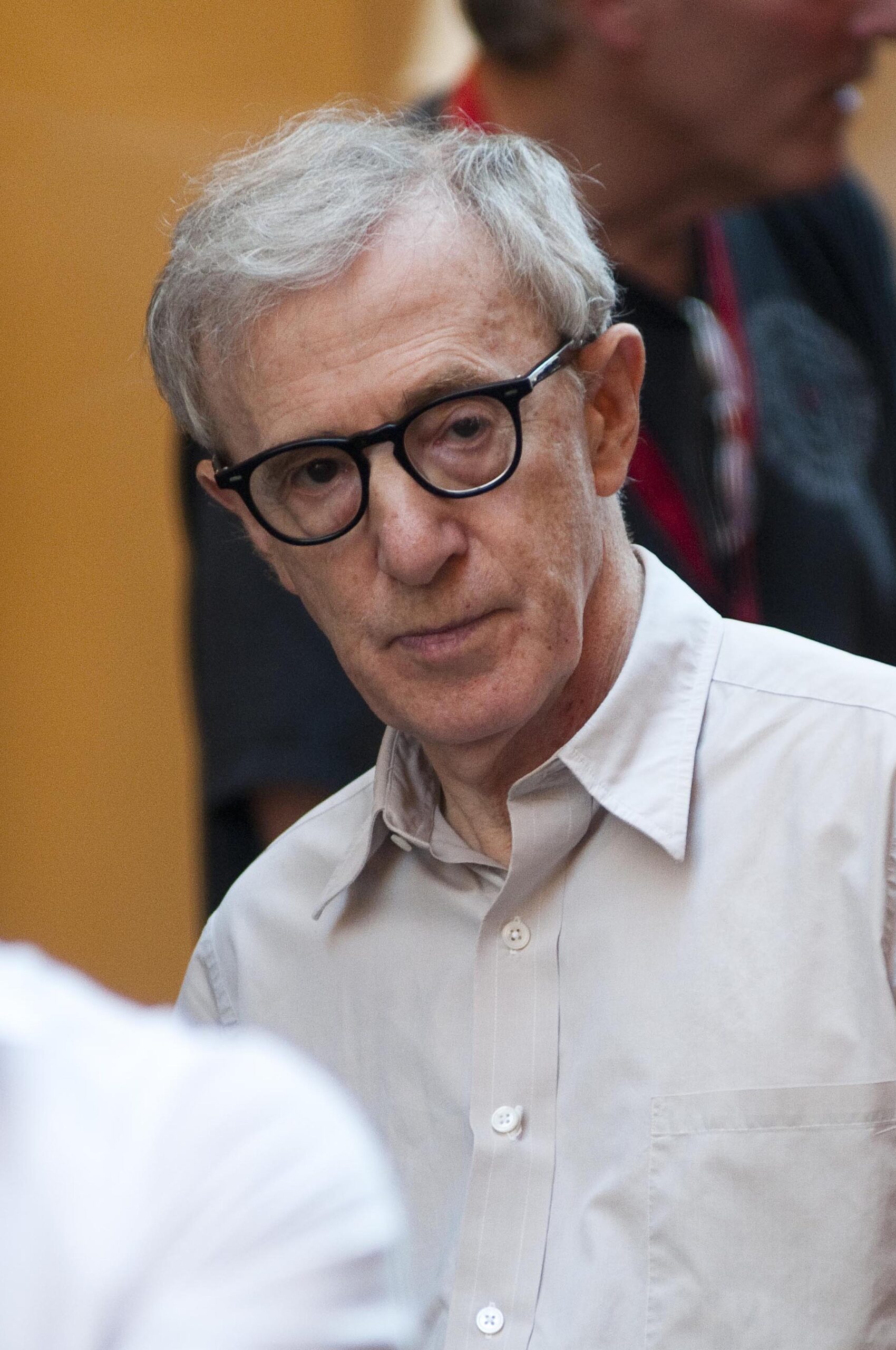 Alec Baldwin comes to Woody Allen apos s defense on Twitter against rape allegations