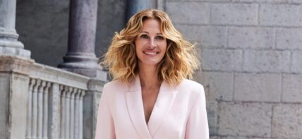 Julia Roberts shows off legs in Calzedonia campaign