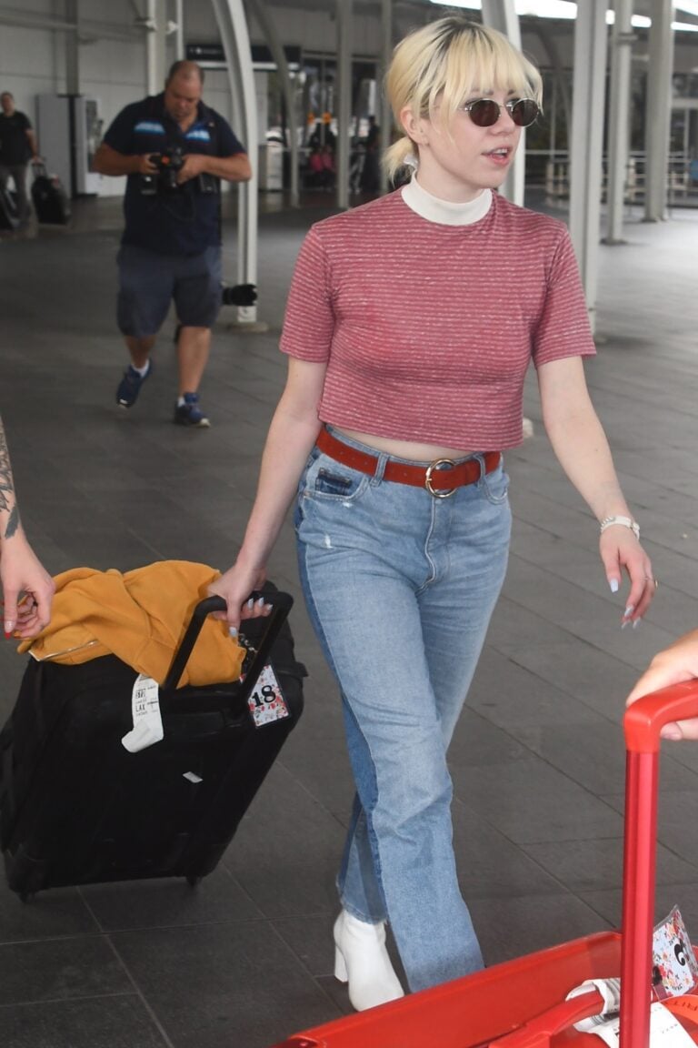 Carly Rae Jepsen touches down in Sydney with sweaty arm pits