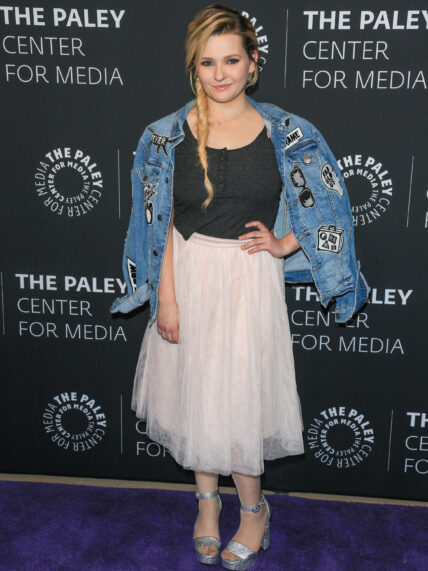 Abigail Breslin Shows Off BRUTAL Mosquito Bites, I Got ‘Eaten Alive!’