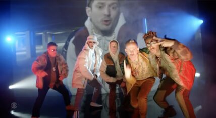 Lord of the Rings cast rap together with Stephen Colbert