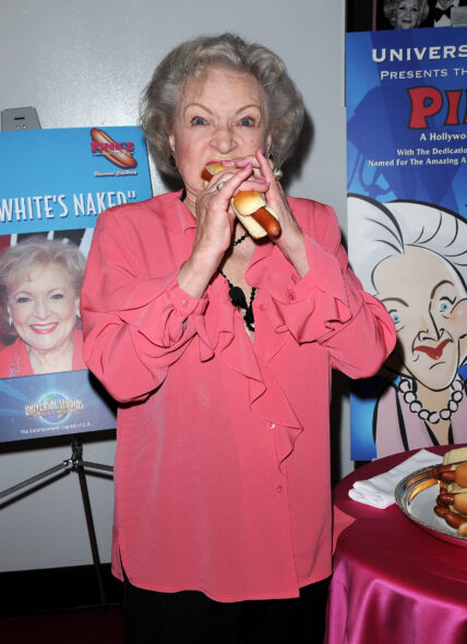 'Golden Girls’ Fans Inconsolable Over Betty White’s Death